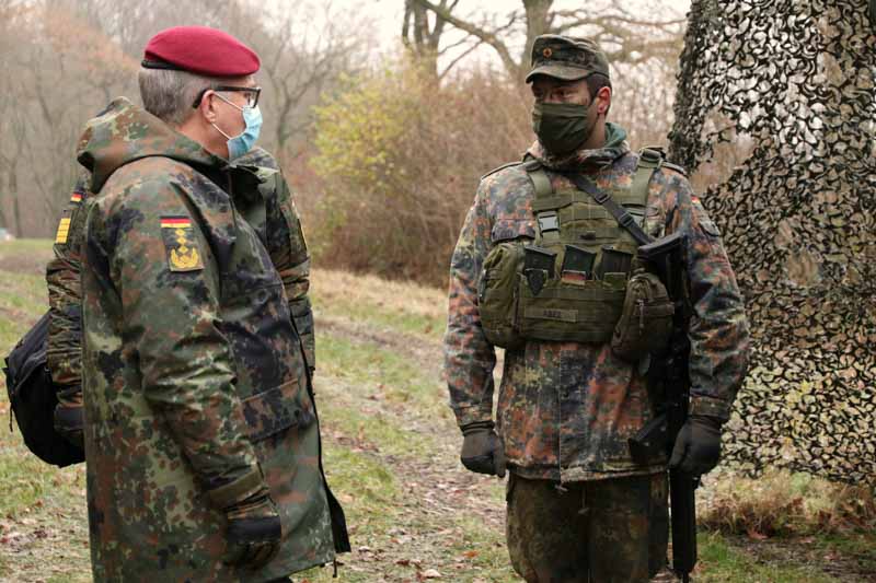 Der Generalinspekteur informiert sich während der Ausbildung auch bei den Soldaten