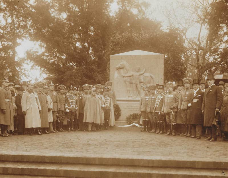 Denkmal fur die gefallenen Husaren Einweihung 1923