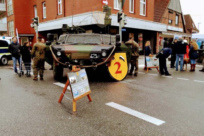 Der Fennek der 2. Kompanie auf der „Straße der Blaulichtorganisationen“ in Bad Bramstedt