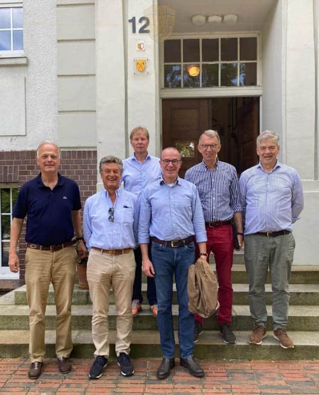Gruppenfoto vor dem Eingang eines Gebäudes