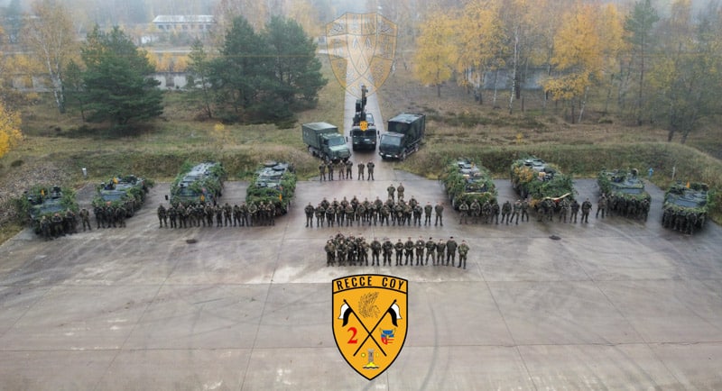 Gruppenbild der gemischten AufklKp mit Fahrzeugen. Aus der Luft fotografiert.