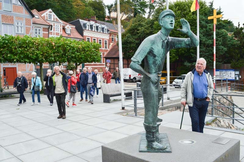 Mann sieht sich dasdie Statue der Rufer genau an.