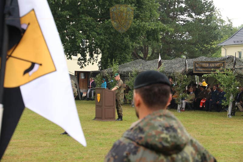 Das Bataillon ist angetreten und der Brigadegeneral spricht zu den Soldaten und Soldatinnen