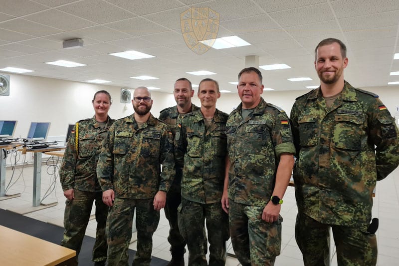 Gruppenbild der teilnehmenden Soldaten. 6 Männer stehen nebeneneinander