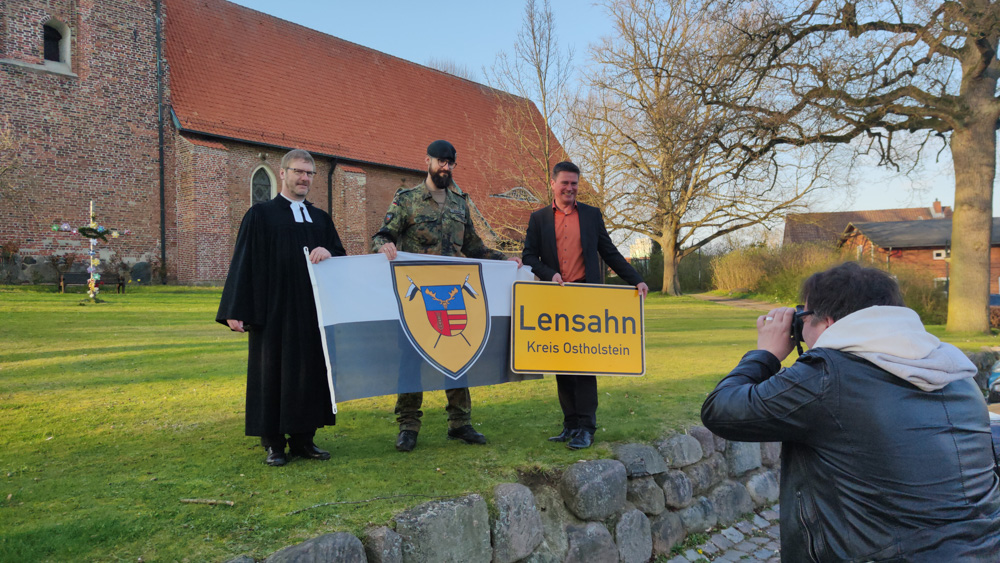 Austausch der Symbole: Pastor Reimann, Hauptmann M., Bgm. Robien (v.l.)