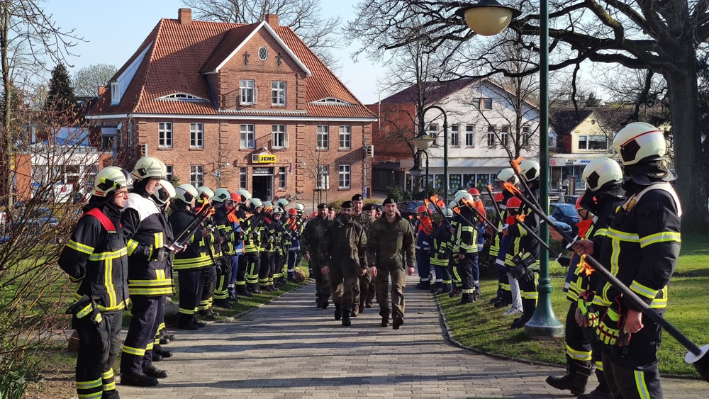 Eine besondere Ehrung: Ein Fackelspalier für die Soldaten