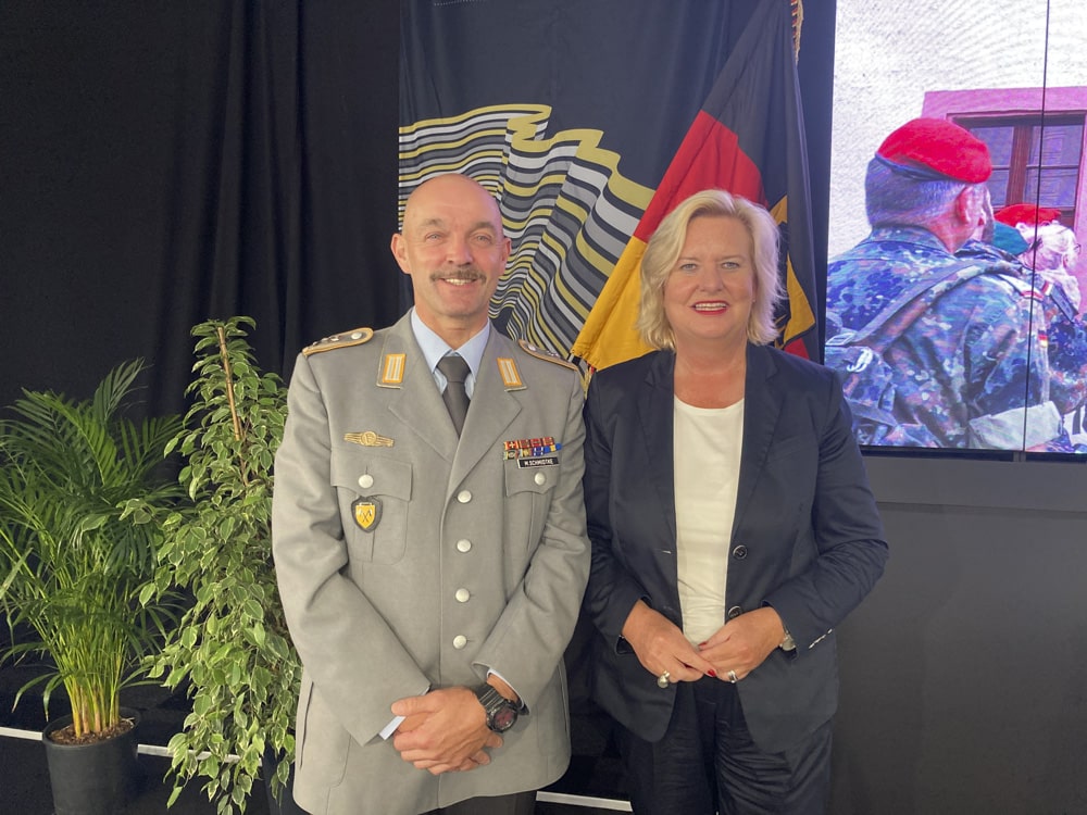 Die Wehrbeauftragte Dr. Eva Högl mit dem Preisträger, Stabsfeldwebel Michael Schmidtke