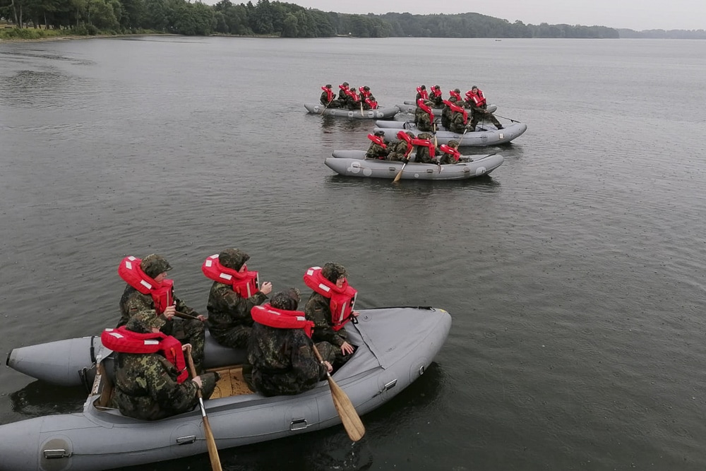 Teambuilding und Wettkampf bei der „Schlauchboot-Miniregatta“ auf dem Plöner See